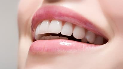 Teeth Whitening :  പല്ലിന്റെയും മോണയുടെയും ആരോ​ഗ്യത്തിനായി കഴിക്കാം ഈ പഴങ്ങൾ