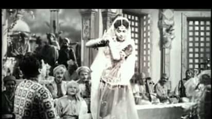 அட கடவுளே..கிருஷ்ணன் பாடலுக்கு இப்படியா நடனம் ஆடுவது.. சன்னி லியோனுக்கு எதிராக வலுக்கும் எதிர்ப்பு குரல்...