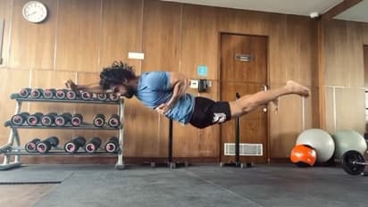 Tovino Thomas : അടുത്ത മിഷന് തയ്യാറായി ‘മിന്നൽ മുരളി'; ഇത്തവണ സൂപ്പർ ഹീറോ പറക്കുമോന്ന് ആരാധകർ