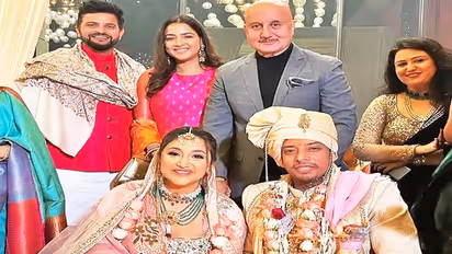 Anupam Kher की भतीजी वृंदा ने ब्वॉयफ्रेंड से की शादी, आशीर्वाद देने पत्नी के साथ पहुंचे Suresh Raina