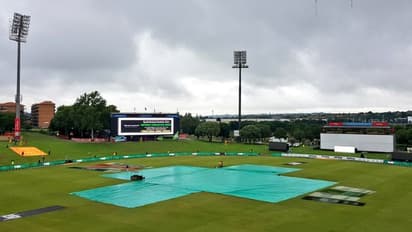 రెండో రోజు ఆటకి వర్షం అంతరాయం... ఆగి ఆగి కురుస్తున్న వరుణుడు, టెస్టు మ్యాచ్ సజావుగా సాగేనా...