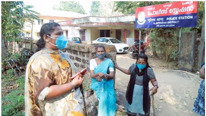 केरल में विदेश से लौटे 7 लोगों में मिला Omicron वैरिएंट, 24 घंटे में कोरोना वायरस के कुल 2,472 मामले सामने आए