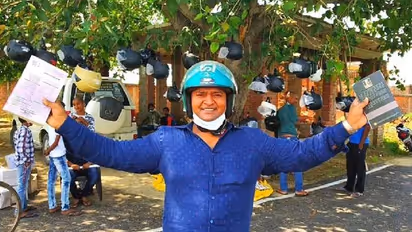 Helmet man of india : നാട്ടുകാരെ ഹെല്‍മെറ്റ് ധരിപ്പിക്കാന്‍ ജോലിയുപേക്ഷിച്ച, വീടുവിറ്റ യുവാവ്!