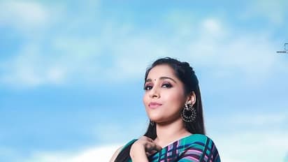 కొంటె చూపులతో రష్మీ కవ్వింత.. చీరకట్టులో హొయలు, చూపు తిప్పుకోగలమా