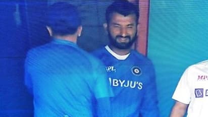 பரவால்ல பார்த்துக்கலாம் போ.. கோல்டன் டக் அவுட்டான புஜாராவை தட்டிக்கொடுத்த ராகுல் டிராவிட்..! வைரல் வீடியோ