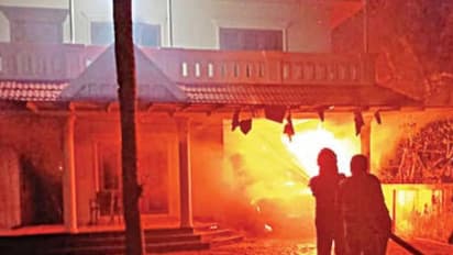 Fire Accident : ആലപ്പുഴയില് വീടിന് തീപിടിച്ചു; സ്കൂട്ടറും കമ്പ്യൂട്ടറും കത്തിനശിച്ചു, 6 ലക്ഷം രൂപയുടെ നഷ്ടം