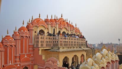 जयपुर के हवा महल की सुंदरता देखने बड़ी संख्या में पहुंच रहे पर्यटक, देखें 10 तस्वीरें