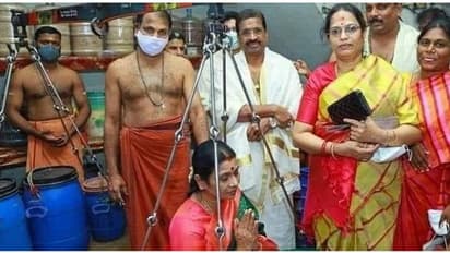 குருவாயூர் கோயிலில் துலாபாரம் நேர்த்திக்கடன்.. துர்கா ஸ்டாலினால் கோயிலுக்கு வரிசைகட்டும் தமிழக அரசியல்வாதிகள்!