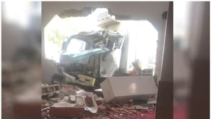 Gulf News : സൗദി അറേബ്യയിൽ പള്ളിയിലേക്ക് ലോറി ഇടിച്ചുകയറി; നമസ്കരിക്കാനെത്തിയ അഞ്ചുപേർക്ക് പരിക്ക്