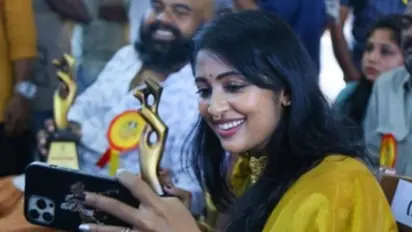 J C Daniel Foundation Award : ജെ സി ഡാനിയല് ഫൗണ്ടേഷന് അവാര്ഡ് സമ്മാനിച്ചു, സെല്ഫിയെടുത്ത് നവ്യാ നായര്