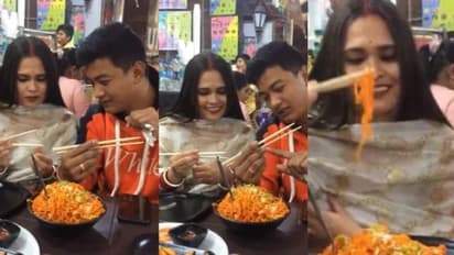 Viral Video : ഭാര്യയെ ചോപ്സ്റ്റിക്ക് കൊണ്ട് ഭക്ഷണം കഴിക്കാന്‍ പഠിപ്പിക്കുന്ന ഭര്‍ത്താവ്; വൈറലായി വീഡിയോ