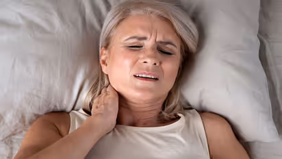 Health tips: क्या आप भी सोते समय सिर के नीचे रखते है तकिया, आज ही सुधार लें अपनी ये गलती, नहीं तो होगा नुकसान