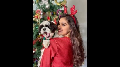 கலைந்த முடி...கையில் பேப்பர் கப்..வீடிழந்த கீர்த்தி சுரேஷ்.. டைலாக் பேப்பருடன் எங்க போறாங்க தெரியுமா?..