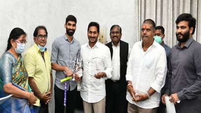 తెలుగు షట్లర్ కిదాంబి శ్రీకాంత్ కు తిరుపతిలో ఐదెకరాలు, నగదు బహుమతి... సీఎం జగన్ ప్రకటన (Video)