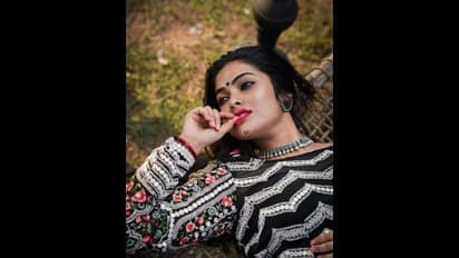 Divi Photos: మాటల్లేవు ముద్దులే అంటున్న ఫ్యాన్స్.. కుర్రాళ్ల మతులు పోగొడుతూ విరహ వేదనతో దివి