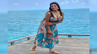 डीप नेक आउटफिट में समंदर किनारे  Monalisa ने दिए ऐसे पोज, फैंस बोले-ऐसे कपड़े मत पहनो, अब उम्र हो गई है