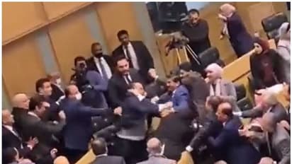 పార్లమెంటులో ఒకరిపై ఒకరు పిడిగుద్దులు.. రాజ్యాంగ సవరణపై తీవ్ర చర్చ.. ఘర్షణలు