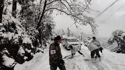 Todays Update : सिक्किम में भारी बर्फबारी में फंसे 300 पर्यटक, आर्मी ने रास्ता साफ कर सुरक्षित निकाला