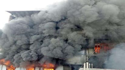 जब अचानक कपड़ा फैक्टरी से निकले लगी आग की लपटें और धुएं का गुबाह..आंखों के सामने ही करोड़ों का सामान जलकर खाक