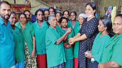 മാലിന്യ കൂമ്പാരത്തില്‍ മൂന്നര പവന്‍റെ താലിമാല; തിരഞ്ഞ് പിടിച്ച് തിരിച്ചുകൊടുത്ത് തൊഴിലാളികള്‍