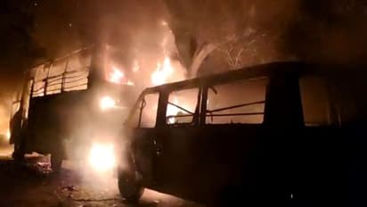 అగ్నిప్రమాదం.. మంటల్లో దగ్ధమైన స్కూలు బస్సులు.. తప్పిన పెనుప్రమాదం..