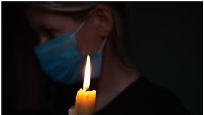 കൊവിഡ് രോഗി മരിച്ചു; അനുസ്‌മരണത്തിന് കൊളുത്തിയ മെഴുകുതിരി ആളി ഐസിയുവില്‍ മൂന്ന് മരണം