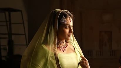 Trisha latest photos : சேலையில் மொத்த அழகையும் காட்டி... செதுக்கி வைத்த சிலையாய் போஸ் கொடுத்த திரிஷா...!