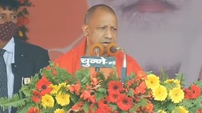 CM योगी ने अखिलेश पर कसा तंज, कहा- चार दिन से दीवारों से निकल रहा गरीब का पैसा