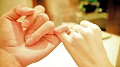 New Year 2022 Resolution: नए साल पर अपने पार्टनर से करें ये 5 वादें, सालभर रिश्ते में बनी रहेगी मिठास