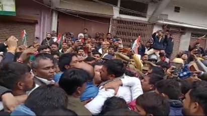 पीड़िता से मिलने अमेठी पहुंचे यूपी कांग्रेस अध्यक्ष अजय कुमार लल्लू, दर्जनों समर्थकों के साथ हुए गिरफ्तार