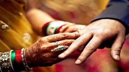 எங்களைத் தொந்தரவு செய்யாதே அப்பா... கல்யாண போட்டோவை வெளியிட்டு ஷாக் கொடுத்த சிறுமி..!