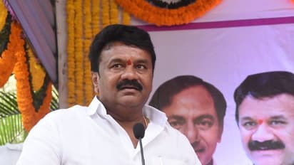 మృగశిర కార్తె : మంత్రి తలసానికి కొరమీను చేపలను అందించిన మత్స్యకారులు