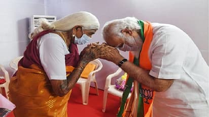 Exclusive Photos: पीएम मोदी के 21 यादगार फोटो, कभी आशीर्वाद लिया तो कभी हौसला बढ़ाते नजर आए