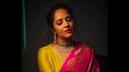 పింక్ శారీలో హరివిల్లులా అనసూయ.. వయ్యారాలు చూసేందుకు రెండు కళ్ళు సరిపోవు