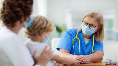 Omicron : अमेरिका में बच्चों में तेज हुआ संक्रमण, भारत में 15-18 साल वालों के वैक्सीनेशन से पहले बढ़ी चिंता