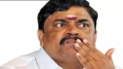 பாட்டு பாடிக் கொண்டே ஒகேனக்கல் காவிரி ஆற்றில் பரிசல் மூலம் தப்பித்த ராஜேந்திர பாலாஜி.. சவுக்கு சங்கர் பகீர்.