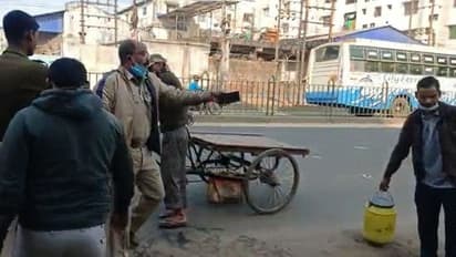 উদ্ধার হওয়া বোম ব্যাগে ভরে ভ্যানে করে পাঠালেন কর্তব্যরত পুলিশ কর্মী, মাথায় হাত মধ্যমগ্রামবাসীর