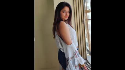 న్యూ ఇయర్ కి బట్టలు బాగా పొట్టివైపోయాయే.. నాగ్ హీరోయిన్ హాట్ ట్రీట్