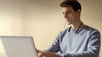 इंडिया में जल्द लॉन्च होगा OPPO Enco M32 इयरफोन, 10 मिनट चार्ज करके 20 घंटे तक सुन पाएंगे म्यूजिक