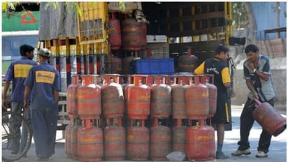 కమర్షియల్ గ్యాస్ సిలిండర్ల ధర తగ్గించిన కేంద్ర ప్రభుత్వం