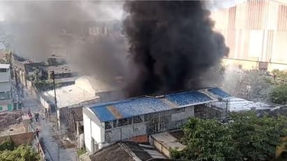 ধোঁয়ায় ঢেকেছে এলাকা, তীব্র শব্দে ফাটছে রাসায়নিক ভর্তি ড্রাম, বছরের প্রথম দিনই আগুন রং কারখানায়