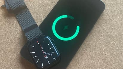 आ रहा Apple का धांसू फीचर! iPhone की स्क्रीन से चार्ज कर पाएंगे दूसरी डिवाइस, जाने कैसे करेगा काम