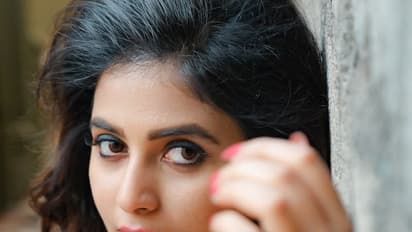 Anjali Hot photos: ஓவர் லோ நெக் உடையில் கிளாமர் குயினாக மாறி மூட் அவுட் செய்யும் அஞ்சலி! செம்ம ஹாட் போஸ்!