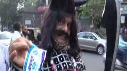 Happy New Year 2022 : 'മദ്യം ഒഴിവാക്കൂ പാൽ കുടിക്കൂ', പുതുവത്സരാഘോഷത്തിന് തെരുവിൽ പാൽ വിതരണം ചെയ്ത് 'രാവണൻ'