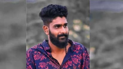 ബൈക്ക് തടി ലോറിയിൽ ഇടിച്ച് ബൈക്ക് യാത്രികൻ മരിച്ചു