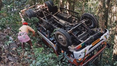 Lorry overturns : താമരശ്ശേരി ചുരത്തിൽ ലോറി തലകീഴായി മറിഞ്ഞ് അപകടം