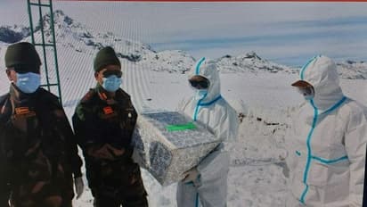 नव वर्ष पर भारतीय सैनिकों ने China व Pakistan के सैनिकों के साथ मिठाईयों का आदान-प्रदान कर बधाईयां दी