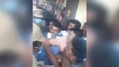 RSS workers shoving cops: സ്കൂളുകൾ കേന്ദ്രീകരിച്ച് പരിശീലനക്യാമ്പുകൾ, സ്ഥലത്തെത്തിയ പൊലീസുകാരെ തടഞ്ഞ് ആർഎസ്എസ്