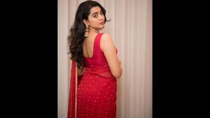 చెల్లి ట్రెడిషనల్ గా , అక్క మోడరన్ డ్రస్ లో పోటీ పడి అందాల విందు చేసిన రాజశేఖర్ కూతుర్లు