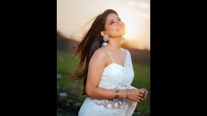 Sakshi Agarwal: கொசுவலை போன்ற ட்ரான்ஸ்பரென்ட் புடவையில்.. மொத்த அழகை காட்டி ஹார்ட் பீட்டை எகிற வைத்த சாக்ஷி!